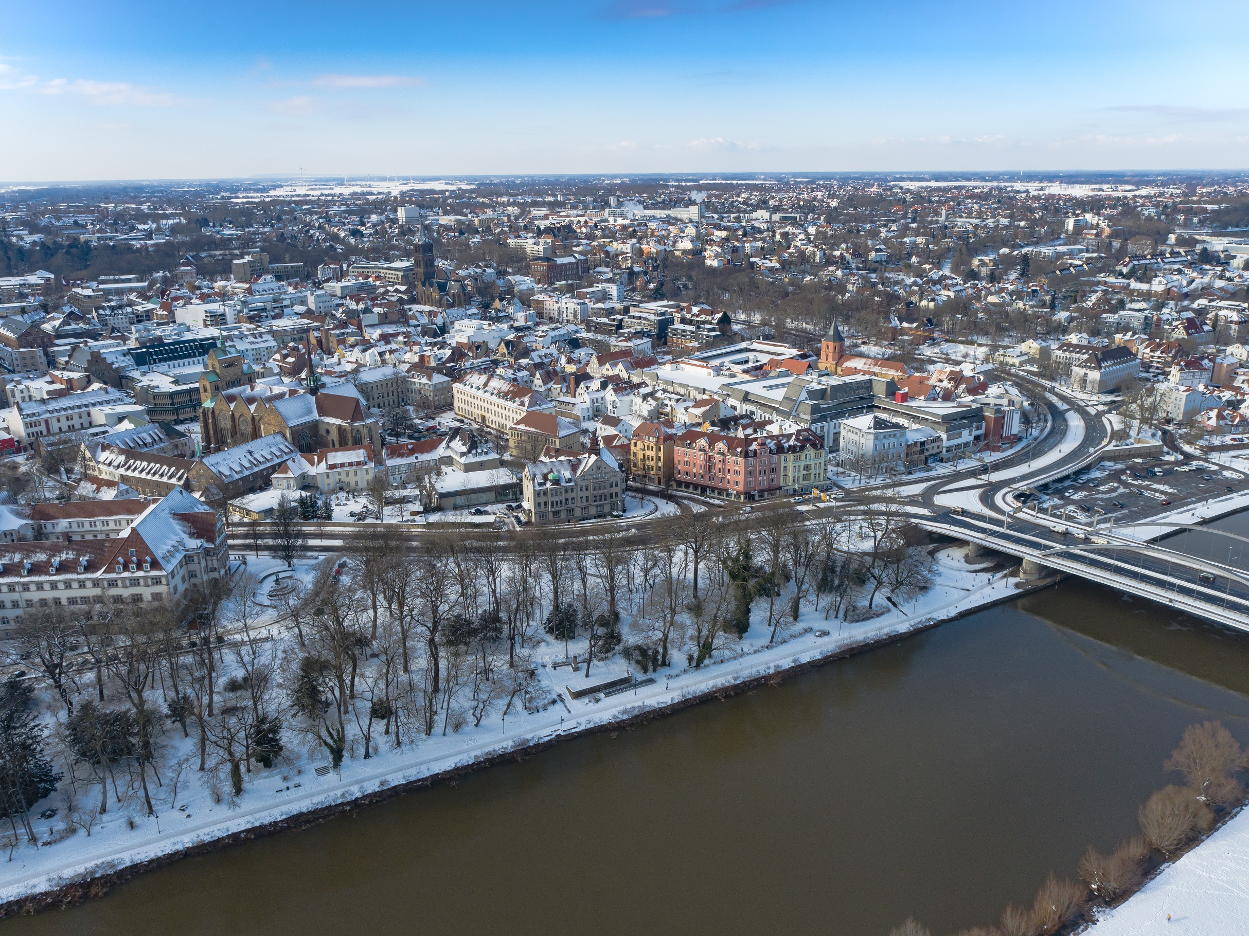 Luftbild von Mindens Innenstadt und Weser im Winter