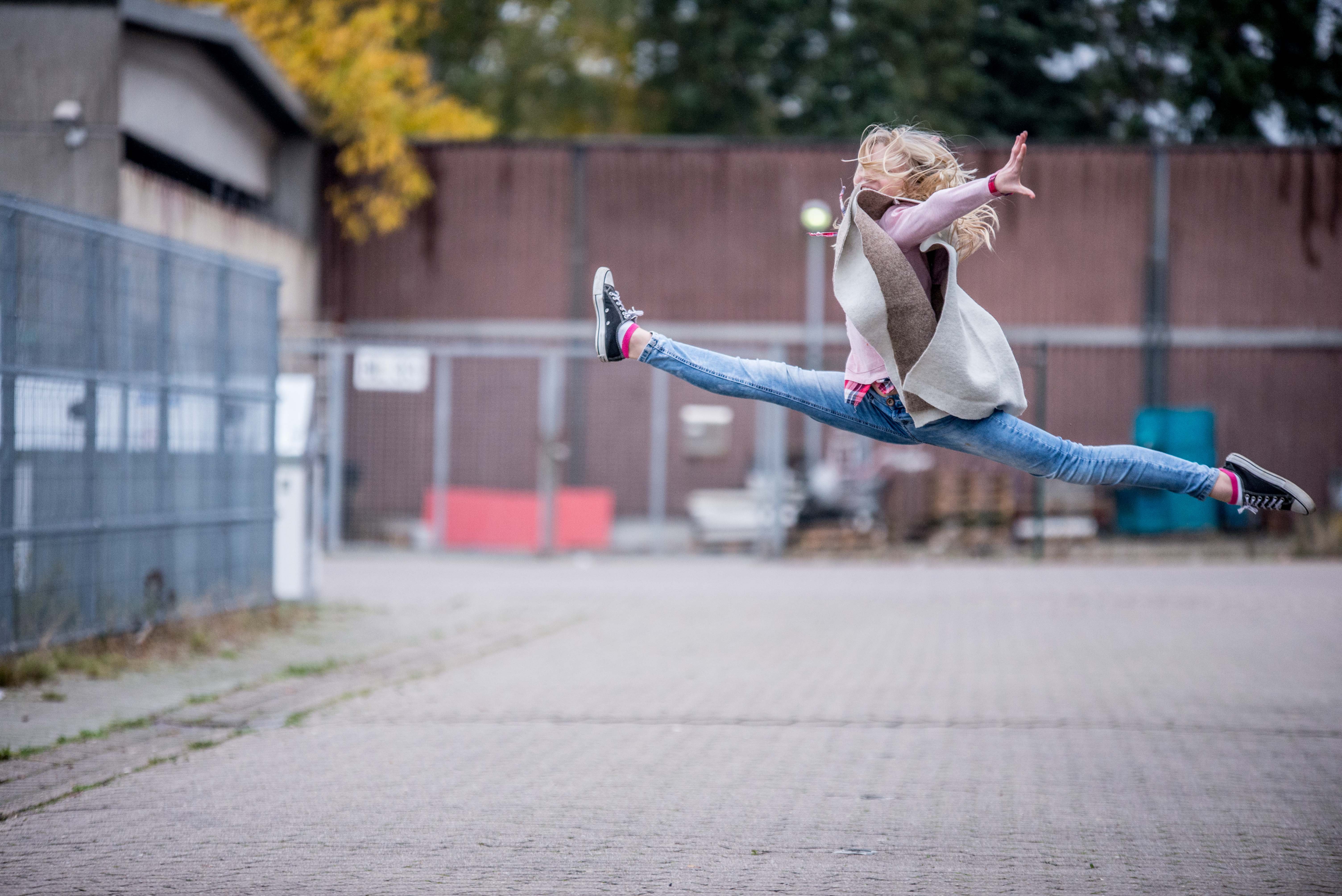 Mädchen springt Mädchen springt