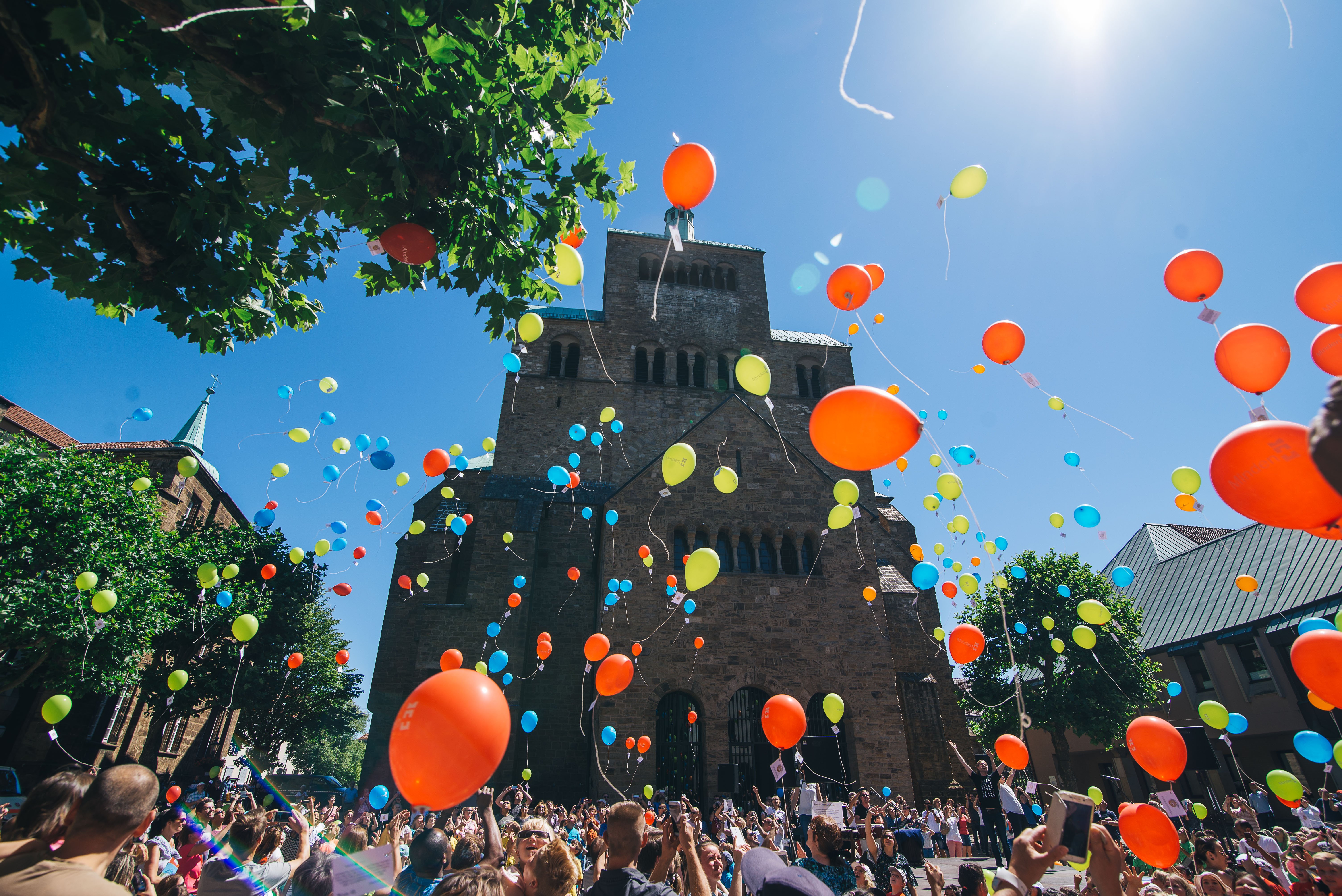 Minden singt Luftballons Bunte Luftballons steigen bei der Veranstaltung Minden singt in die Luft