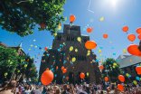 Bunte Luftballons steigen bei der Veranstaltung Minden singt in die Luft