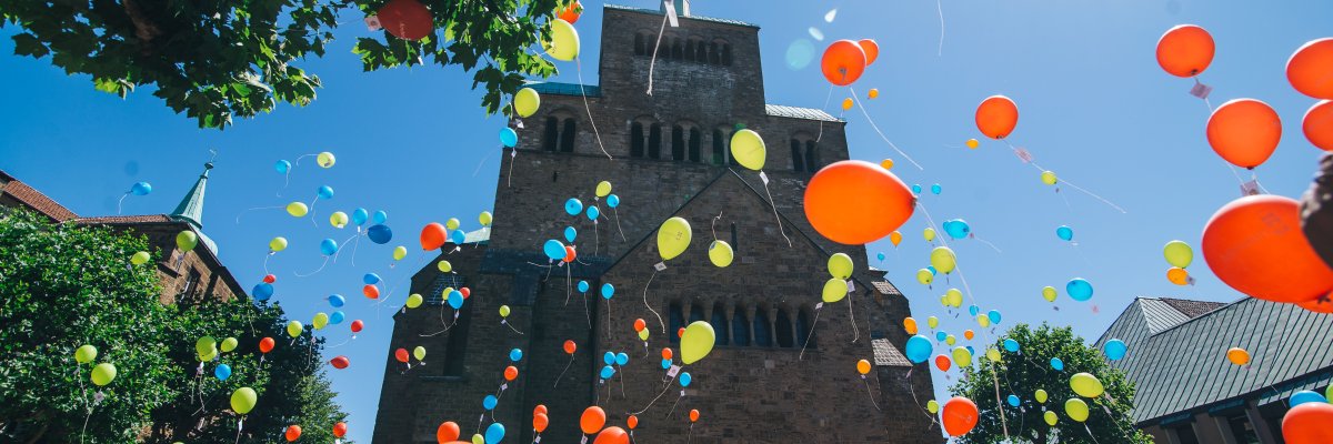 Minden singt Luftballons Bunte Luftballons steigen bei der Veranstaltung Minden singt in die Luft