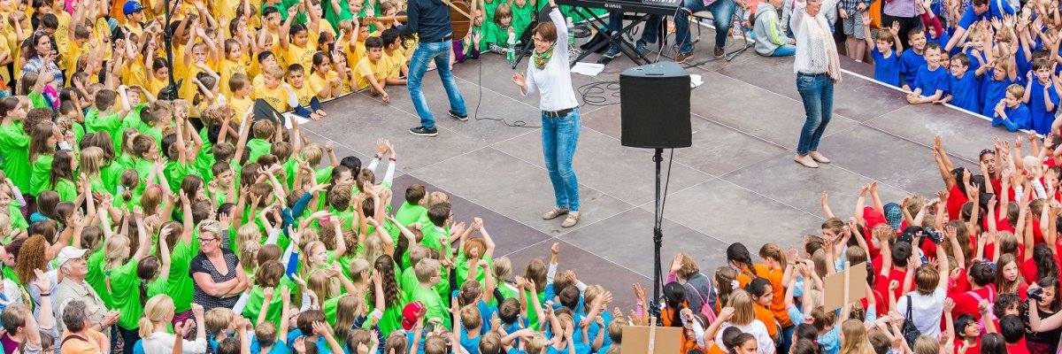 Familie rennt über Wiese @istock