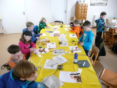 Museumspädagogik Kinder malen Bilder im Mindener Museum