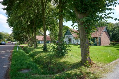 Die Lagerstraße mit historischen Gebäuden im Stadtbezirk Minderheide