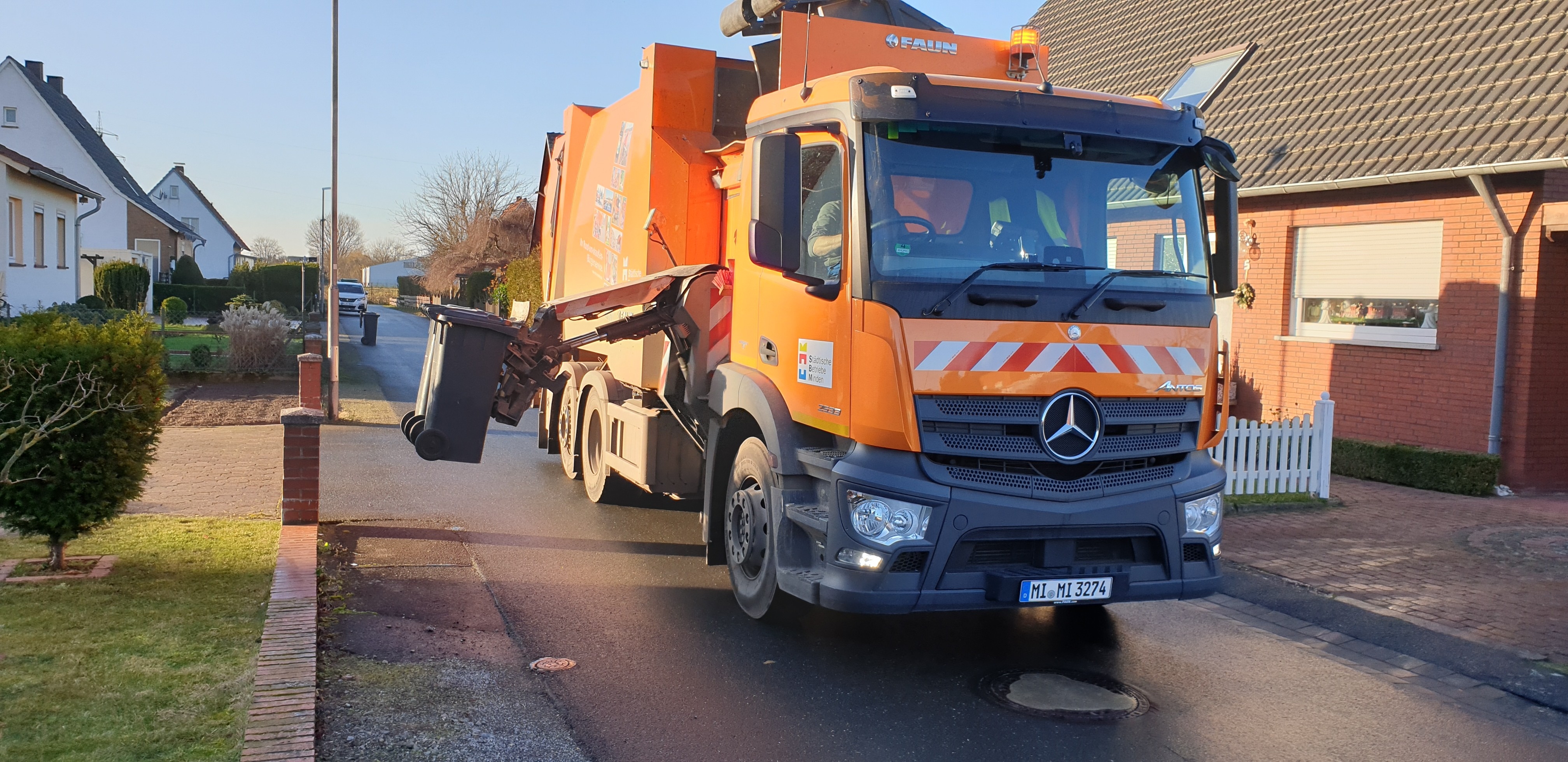 Mülltonnen werden geleert Ein Müllfahrzeug leert die Mülltonnen