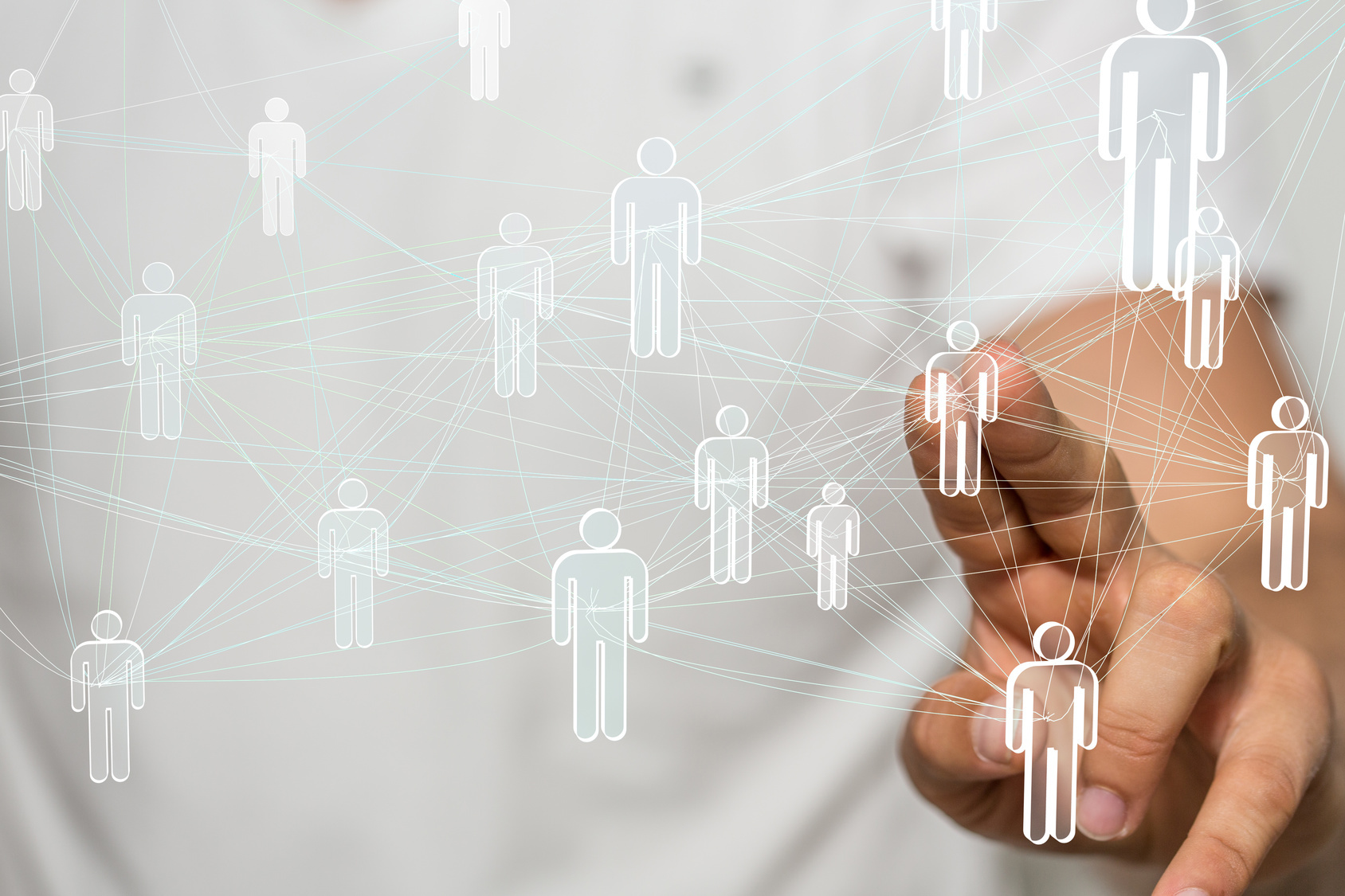 Ein Finger zeigt auf eine grafische Darstellung eines Netzwerkes