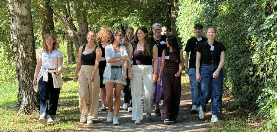 Pause im Grünen für die neuen Auszubildenden und Studierenden Pause im Grünen für die neuen Auszubildenden und Studierenden