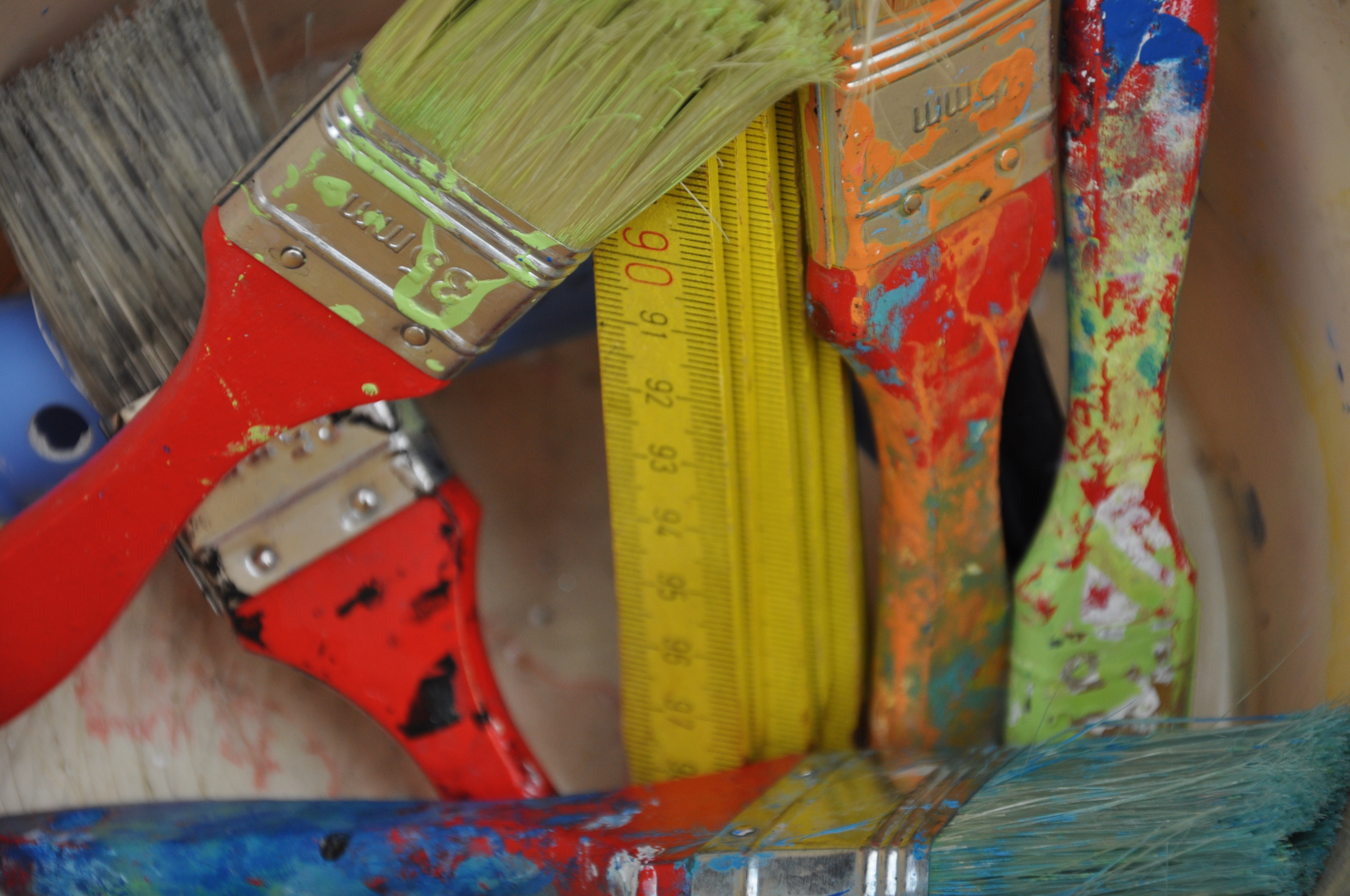 Pinselkunst Verschiedene Pinsel mit Farbe