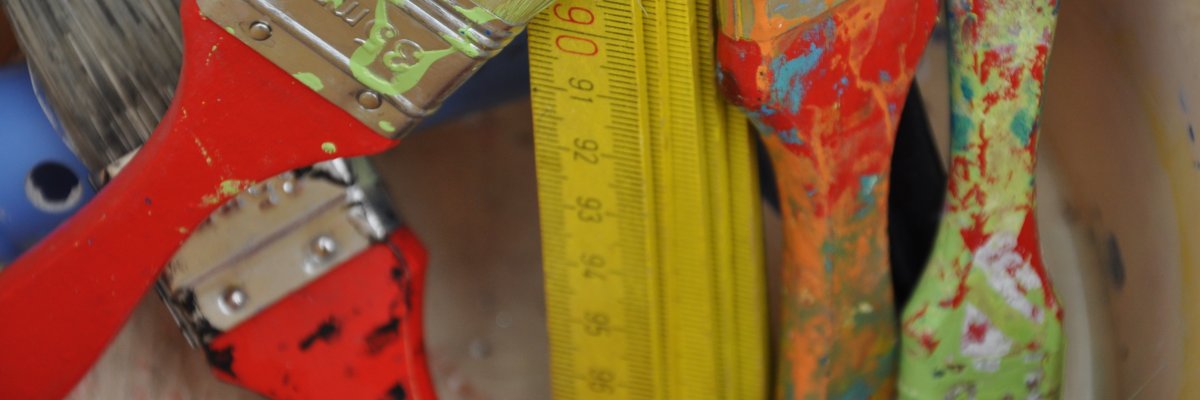 Verschiedene Pinsel mit Farbe