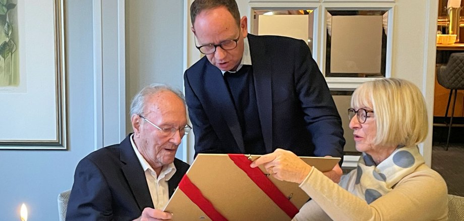 Bürgermeister Peter Kock überreicht Heinz Röthemeier zu seinem 102. Geburtstag eine Foto-Collage. Rechts seine Tochter Claudia Röthemeier. Bürgermeister Peter Kock überreicht Heinz Röthemeier zu seinem 102. Geburtstag eine Foto-Collage. Rechts seine Tochter Claudia Röthemeier.