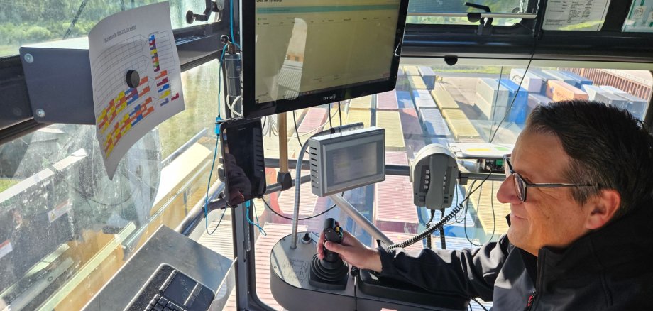 In der Fahrkabine der Containerbrücke im RegioPort in Minden A