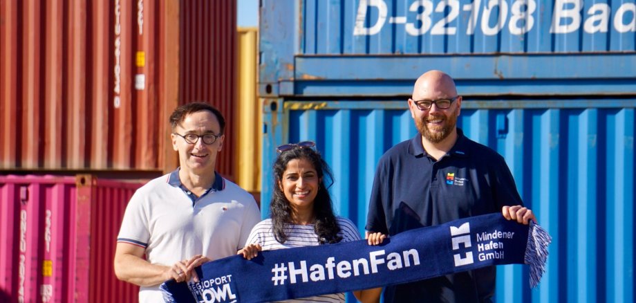 Überreichung des Schals der Initiative #HafenFan Überreichung des Schals der Initiative #HafenFan