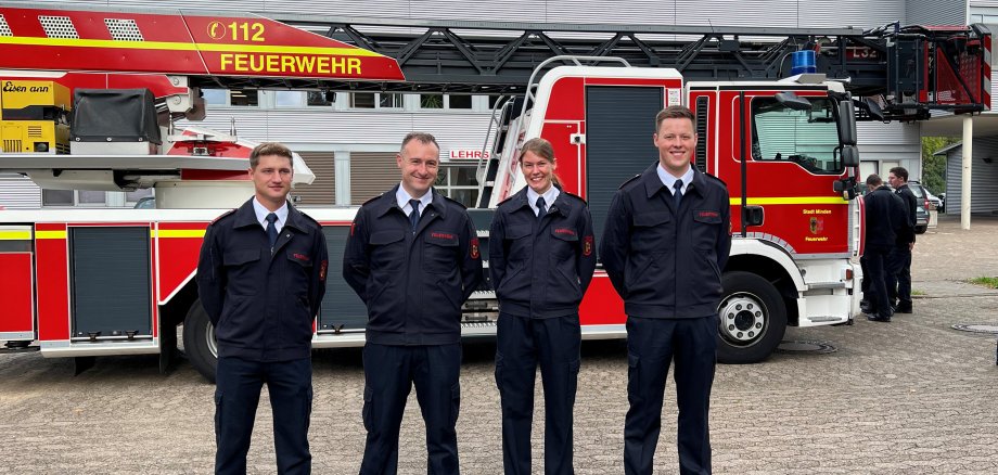 In der eigenen Feuerwehrschule wurde vier neue Brandmeister*innen ausgebildet