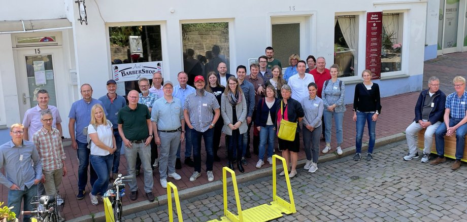 Der Arbeitskreis besichtigte den Verkehrsversuch - Gruppenfoto auf der Hufschmiede