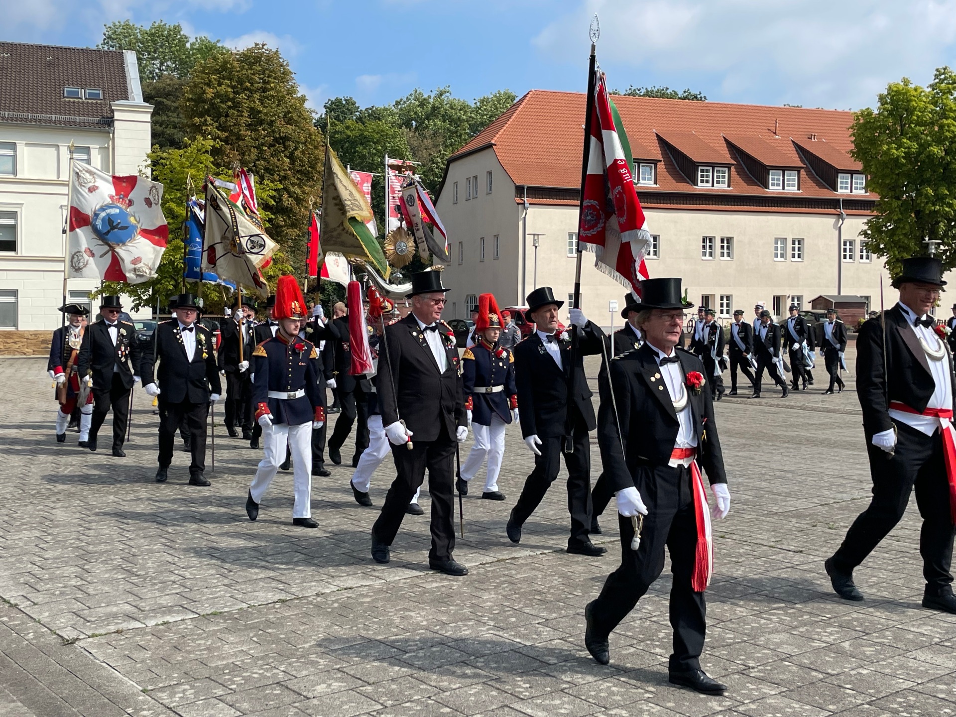 Vor dem Parademarsch erfolgt die Aufstellung der Einheiten auf dem Simeonsplatz