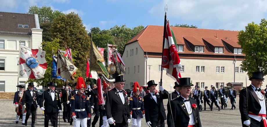 Vor dem Parademarsch erfolgt die Aufstellung der Einheiten auf dem Simeonsplatz