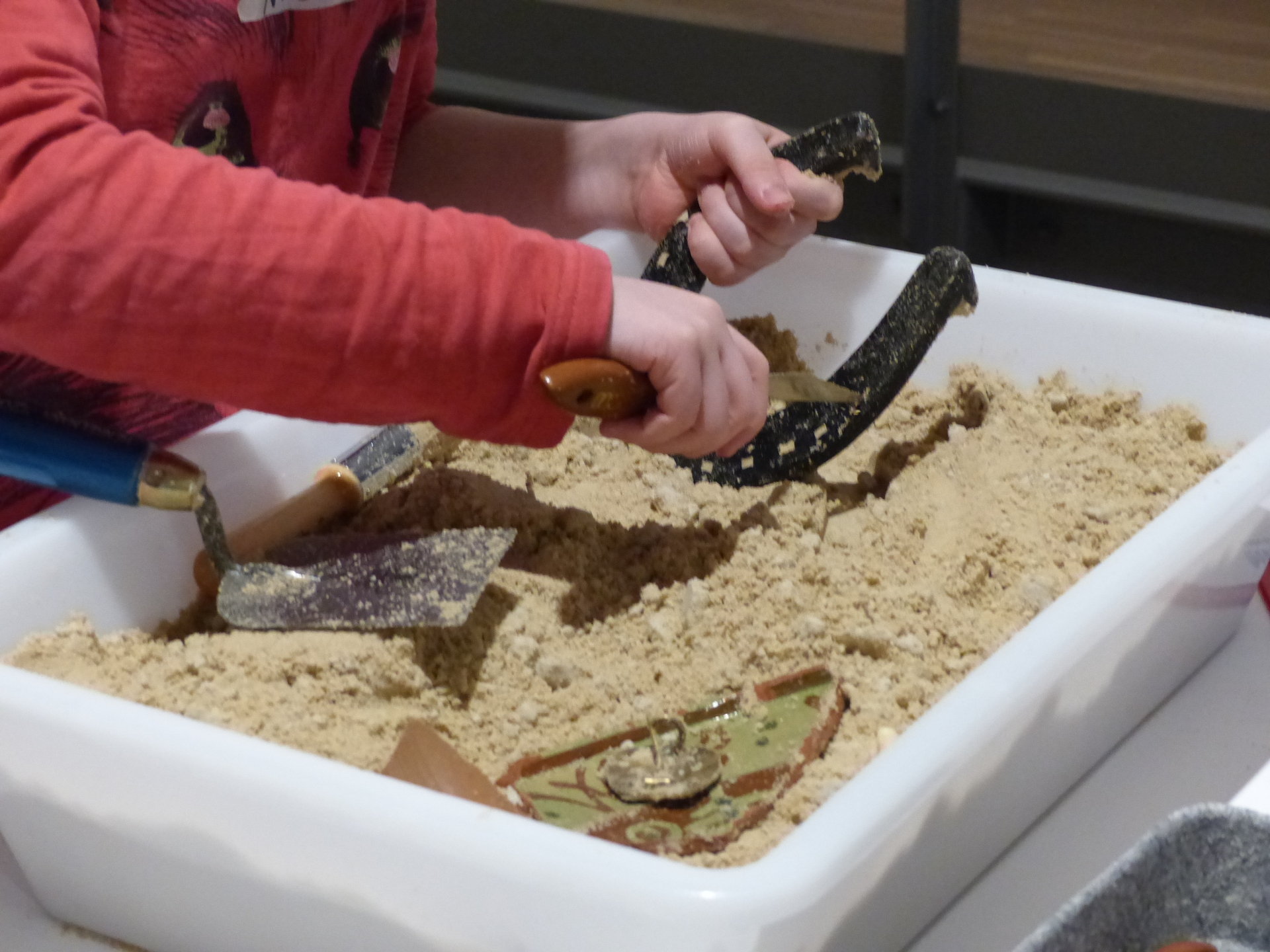 "Ausgrabung" Mindender Museum Kinder suchen im Sand nach Artefakten