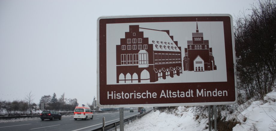 Das braune Hinweisschild an der A 2 wurde erneuert