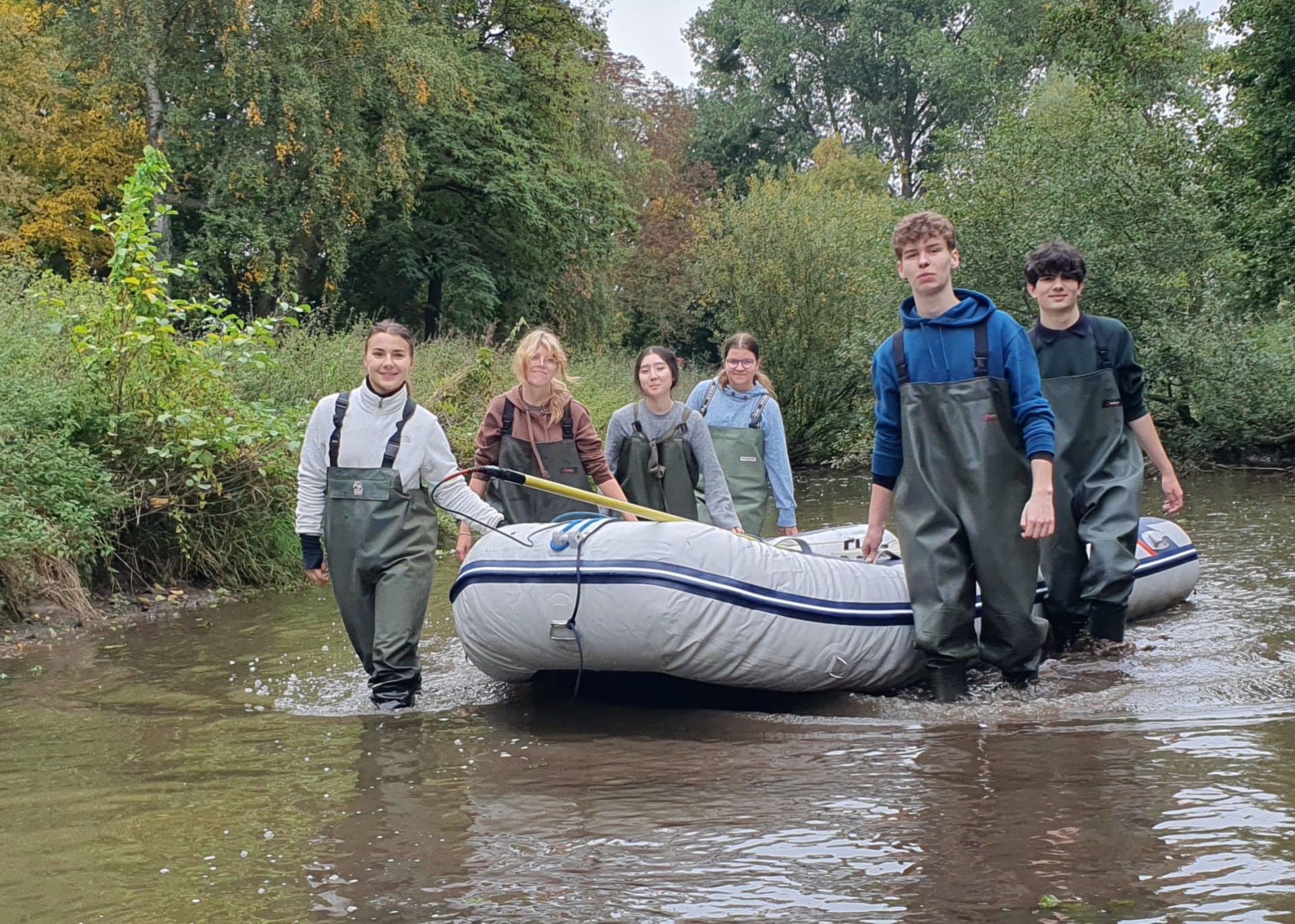 Schülerteam unterwegs beim "Fischezählen"