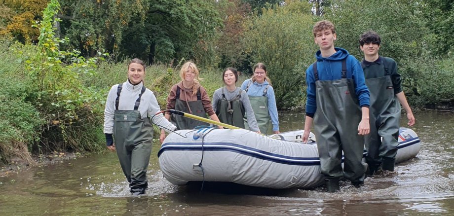 Schülerteam unterwegs beim "Fischezählen"