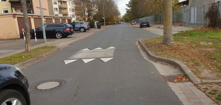Neue Markierungen machen auf Bodenschwellen aufmerksam