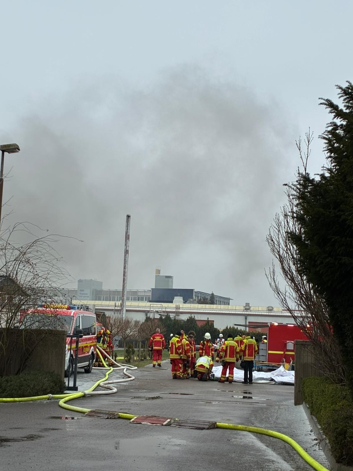 Brand einer Werkhalle in der Schumannstraße mit hoher Rauchentwicklung