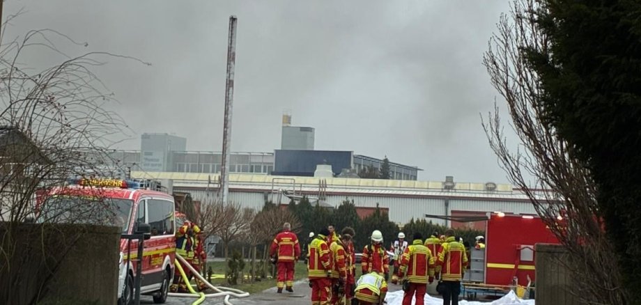 Brand einer Werkhalle in der Schumannstraße mit hoher Rauchentwicklung