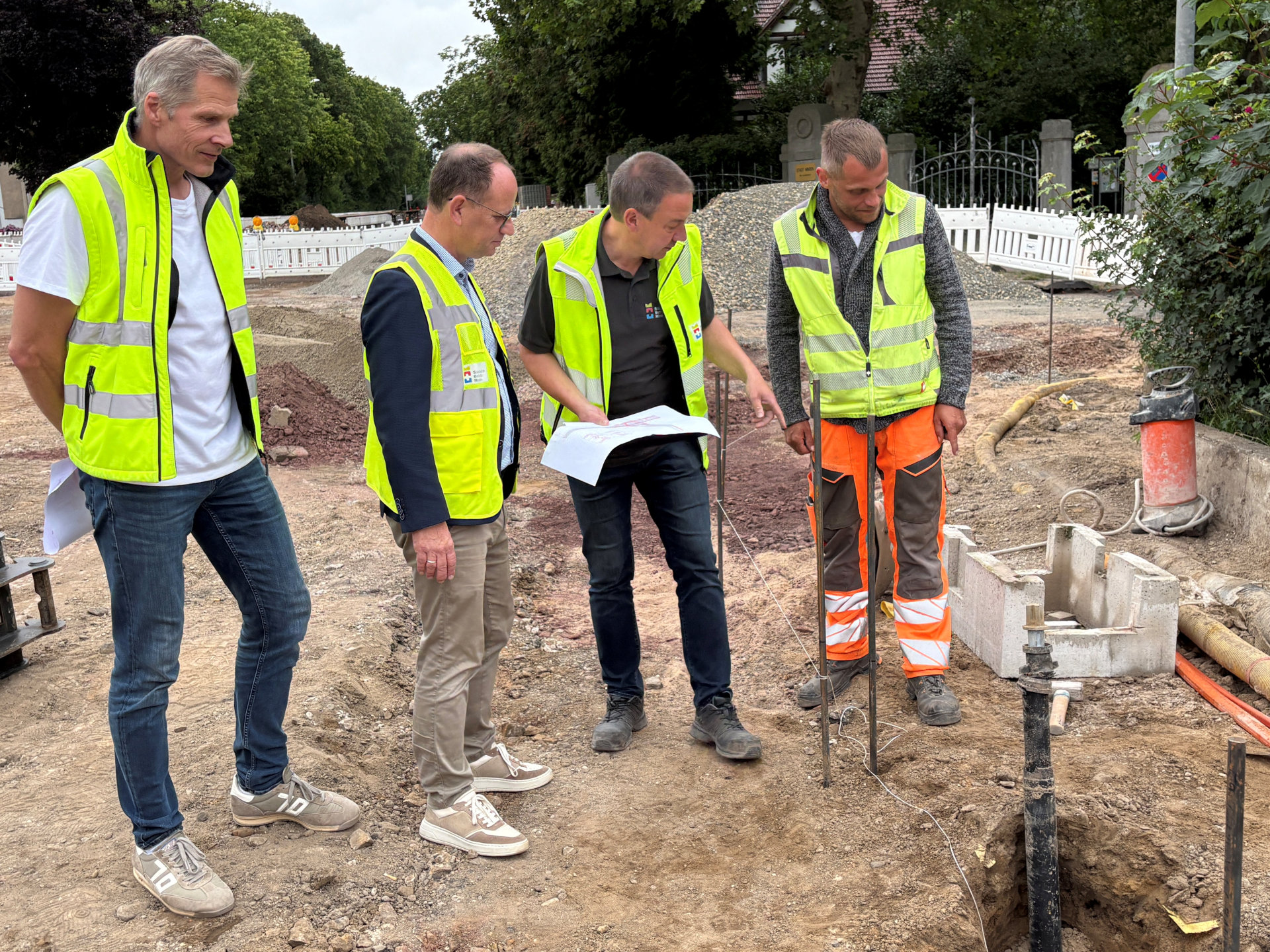 An der Kreuzung Marienstraße/Saaring informierte sich der Bürgermeister über die aktuell laufenden Arbeiten