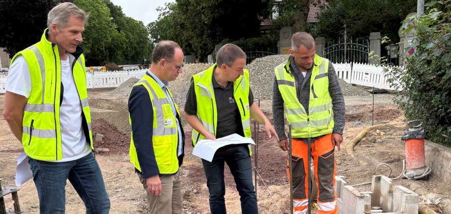 An der Kreuzung Marienstraße/Saaring informierte sich der Bürgermeister über die aktuell laufenden Arbeiten An der Kreuzung Marienstraße/Saaring informierte sich der Bürgermeister über die aktuell laufenden Arbeiten