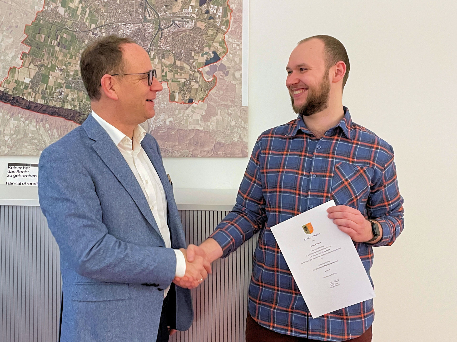 Bürgermeister Peter Kock überreichte Michael Lücke die Ernennungsurkunde