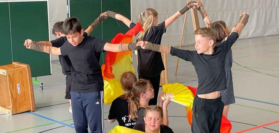 Konzentriert zeigen die Schüler*innen ihre Performance