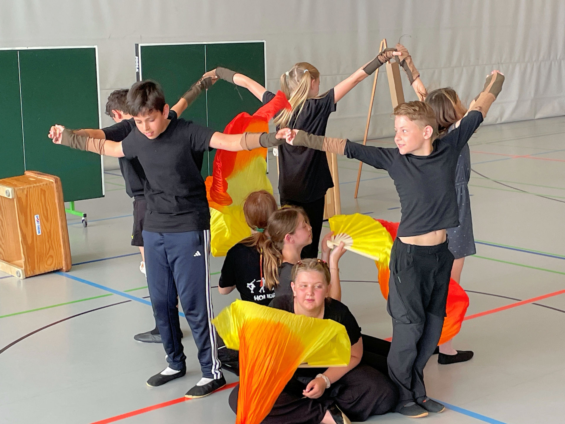 Konzentriert zeigen die Schüler*innen ihre Performance Konzentriert zeigen die Schüler*innen ihre Performance