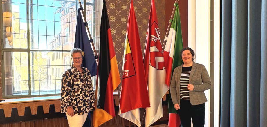 Claudia Held und Daniela Giannone freuen sich auf die erste Einbürgerungsfeier im Großen Rathausaal Claudia Held und Daniela Giannone freuen sich auf die erste Einbürgerungsfeier im Großen Rathausaal