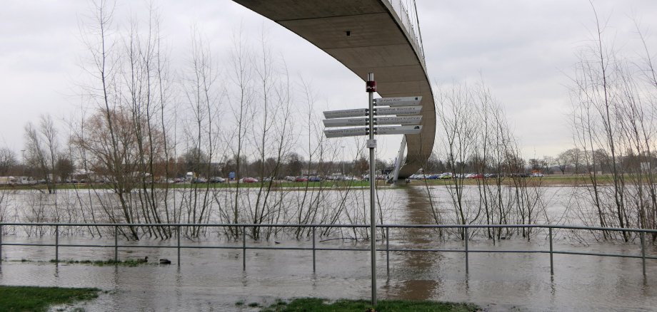 Das Weserhochwasser steigt und führt in Kürze zu Sperrungen