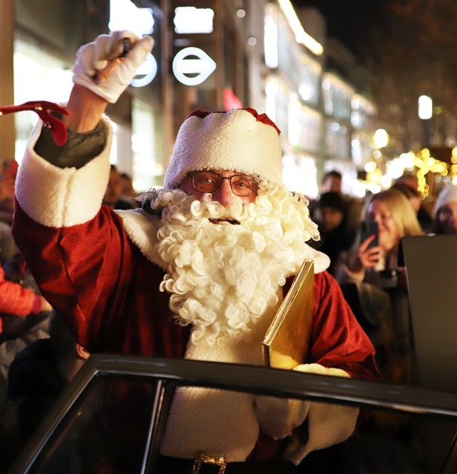 Der Nikolaus kommt zum Mindener Weihnachtsmarkt