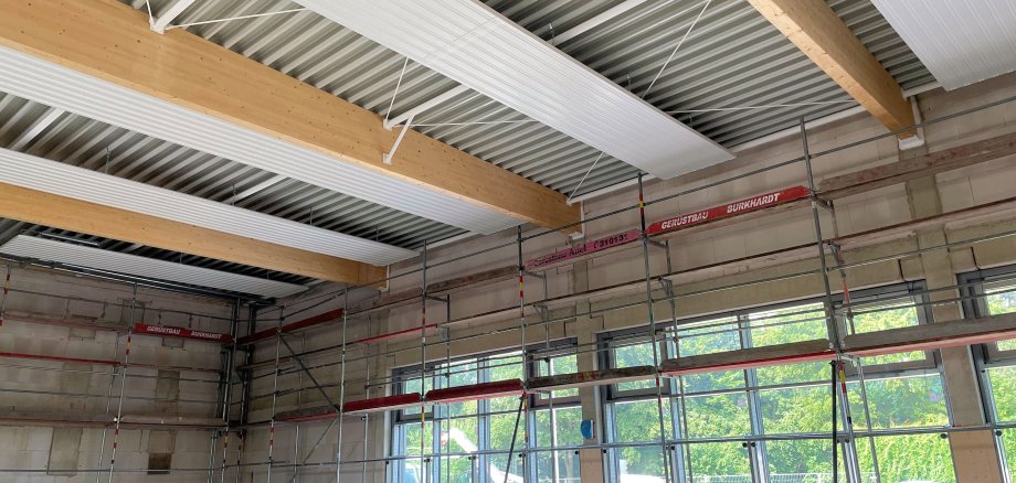 Die Halle ist mit einer modernen Deckenstrahlheizung ausgestattet