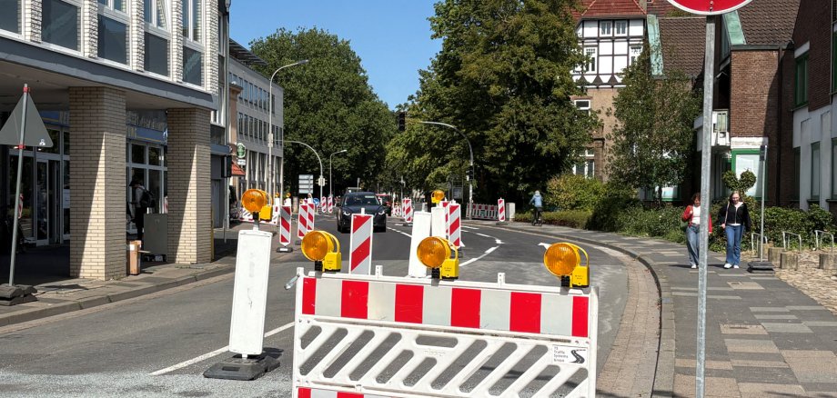 Die Stiftstraße kann nach einmonatigen Straßenbauarbeiten wieder freigegeben werden Die Stiftstraße kann nach einmonatigen Straßenbauarbeiten wieder freigegeben werden