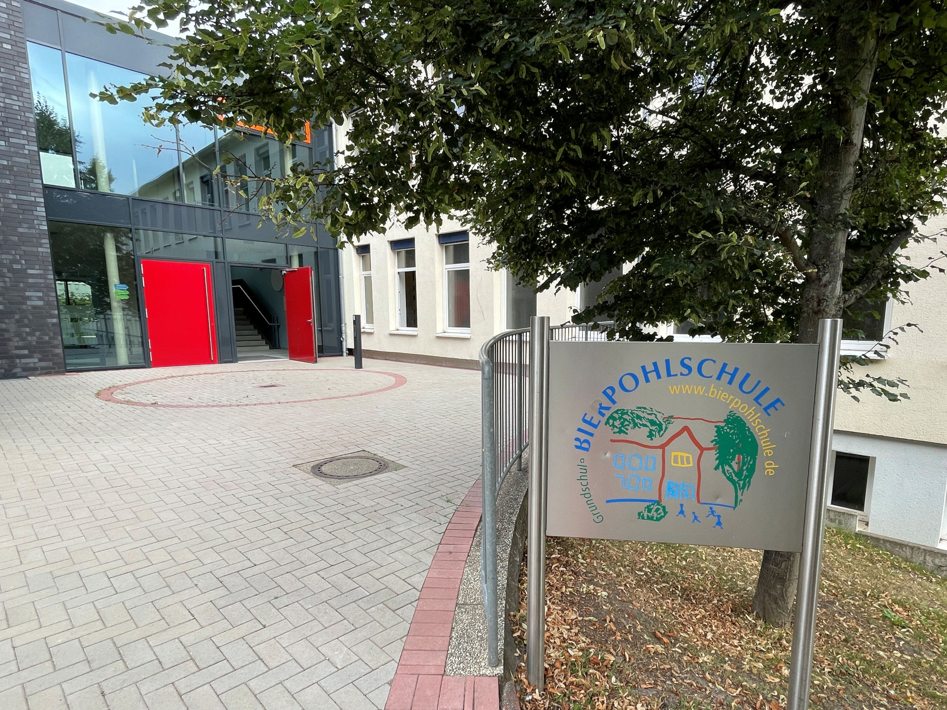 Ein Treppenhaus mit Aufzug verbindet den Klassen-Neubau mit dem Bestandsgebäude Ein Treppenhaus mit Aufzug verbindet den Klassen-Neubau mit dem Bestandsgebäude