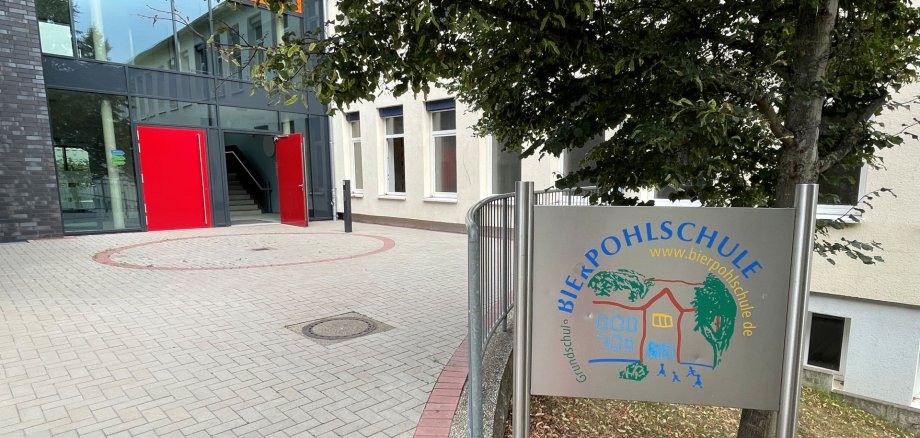 Ein Treppenhaus mit Aufzug verbindet den Klassen-Neubau mit dem Bestandsgebäude