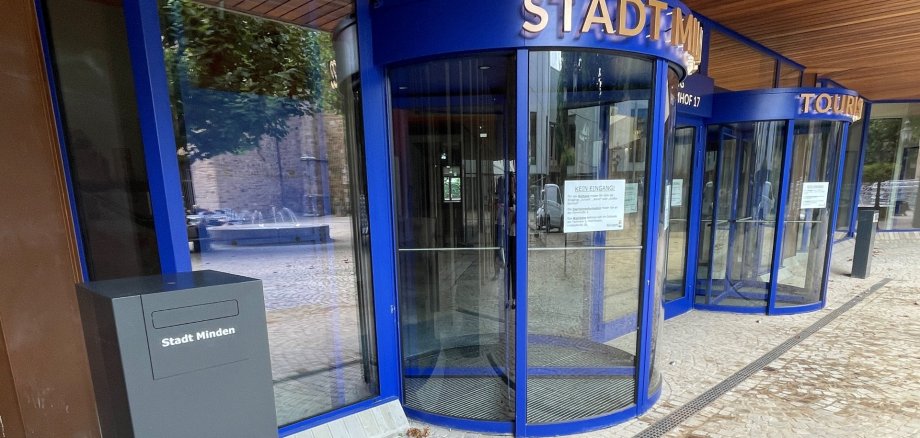 Der neue Briefkasten der Stadtverwaltung befindet sich neben dem Eingang zur Bürgerhalle