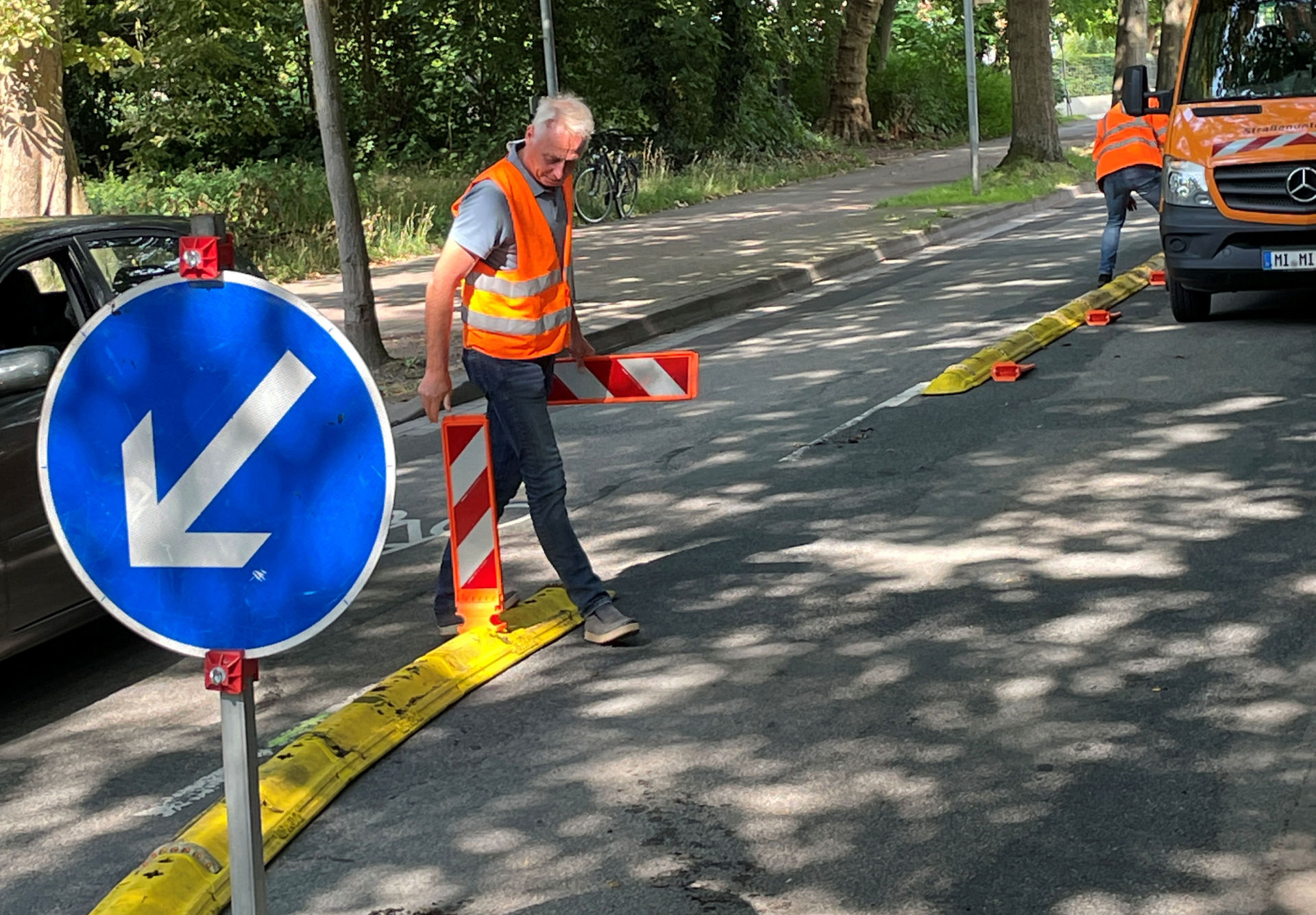 Verkehrsversuch: Die Rodenbecker Straße ist mit Leitschwellen verengt worden Verkehrsversuch: Die Rodenbecker Straße ist mit Leitschwellen verengt worden