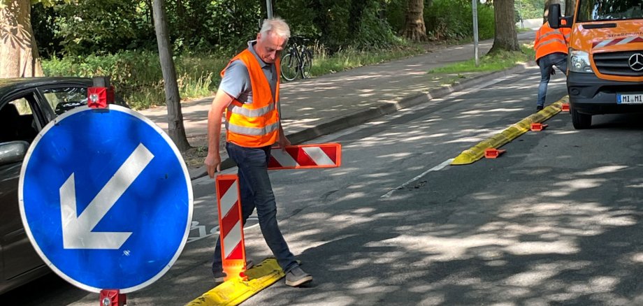 Verkehrsversuch: Die Rodenbecker Straße ist mit Leitschwellen verengt worden