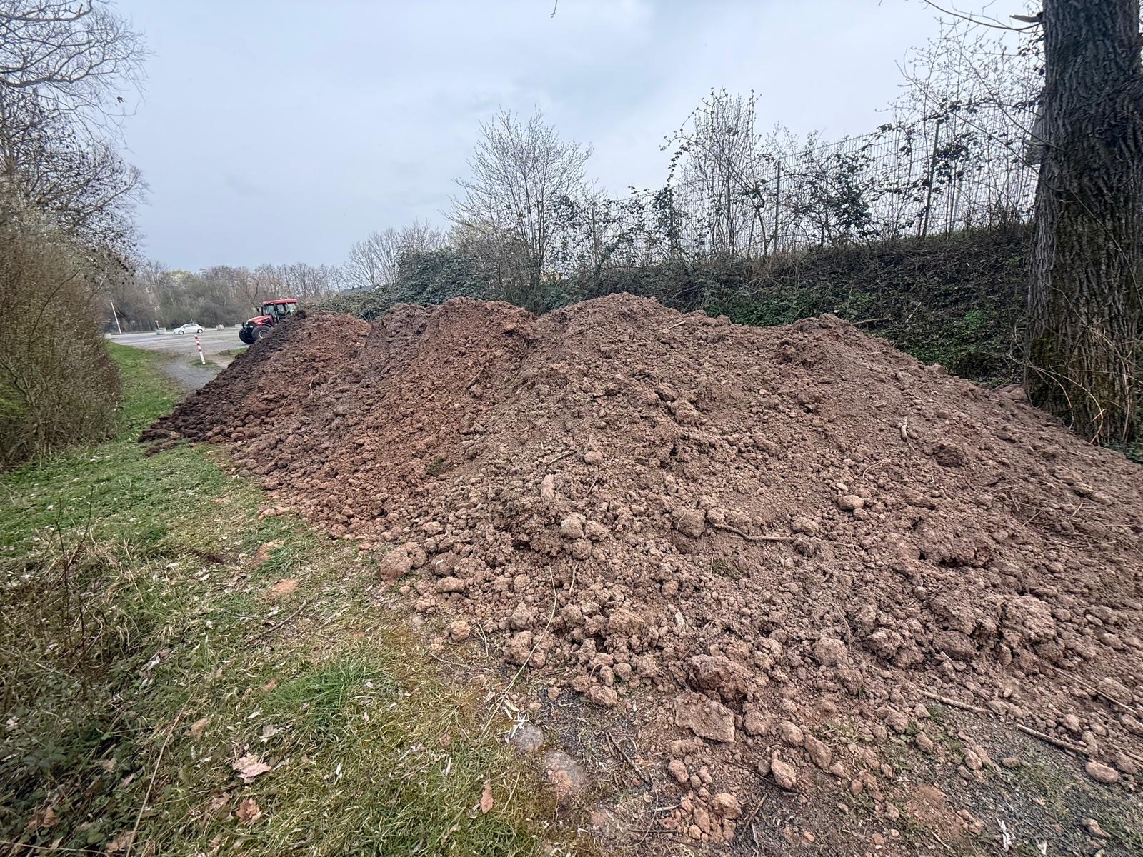 Entsorgte Erde in Leteln
