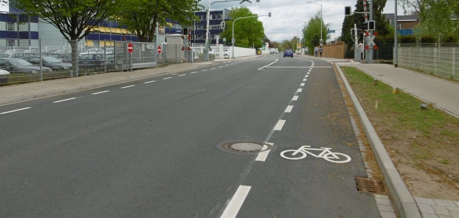 Spur für Radfahrer*innen auf der Fahrbahn - gekennzeichnet durch ein Piktogramm