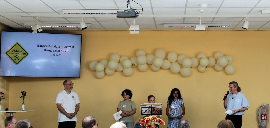 Schüler*innen gestalteten das Rahmenprogramm der Übergabe-Feier Schüler*innen gestalteten das Rahmenprogramm der Übergabe-Feier