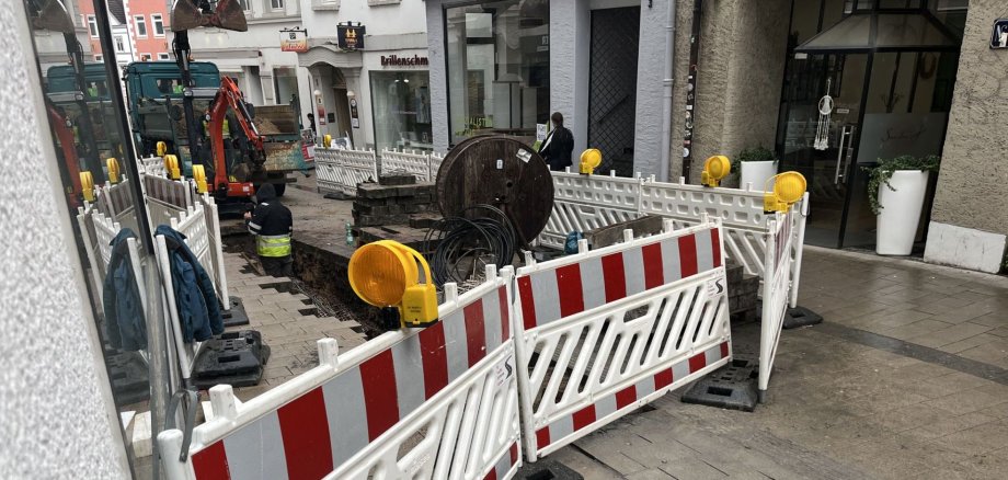 In der Obermarktstraße werden die Arbeiten zur Erweiterung des Fernwärmenetzes wieder aufgenommen In der Obermarktstraße werden die Arbeiten zur Erweiterung des Fernwärmenetzes wieder aufgenommen