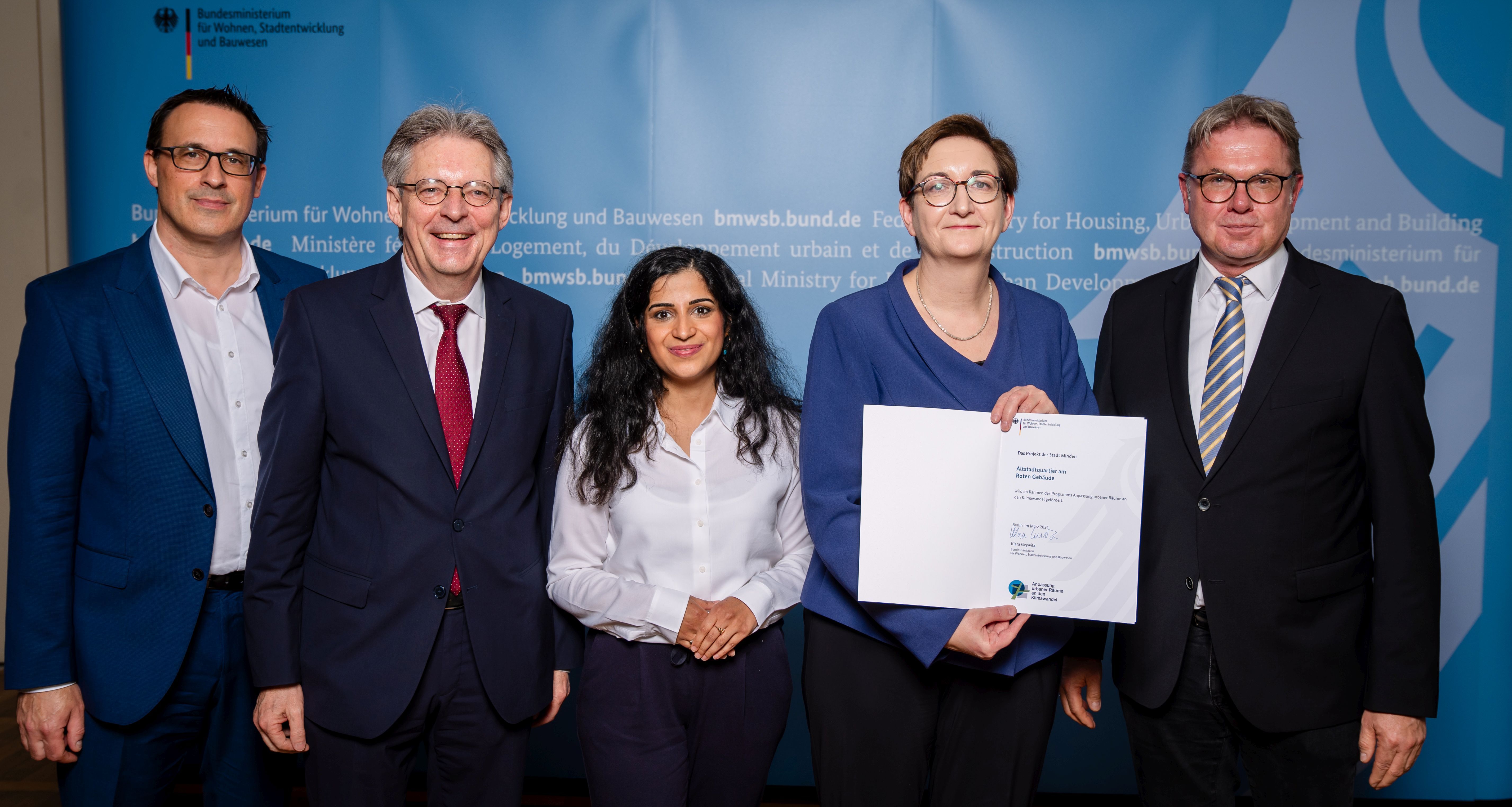 Bundesbauministerin Klara Geywitz hat die Förderbescheide des BMWSB-Förderprogramm "Anpassung Urbaner Räume an den Klimawandel" am 18.03.2024 in Berlin übergeben