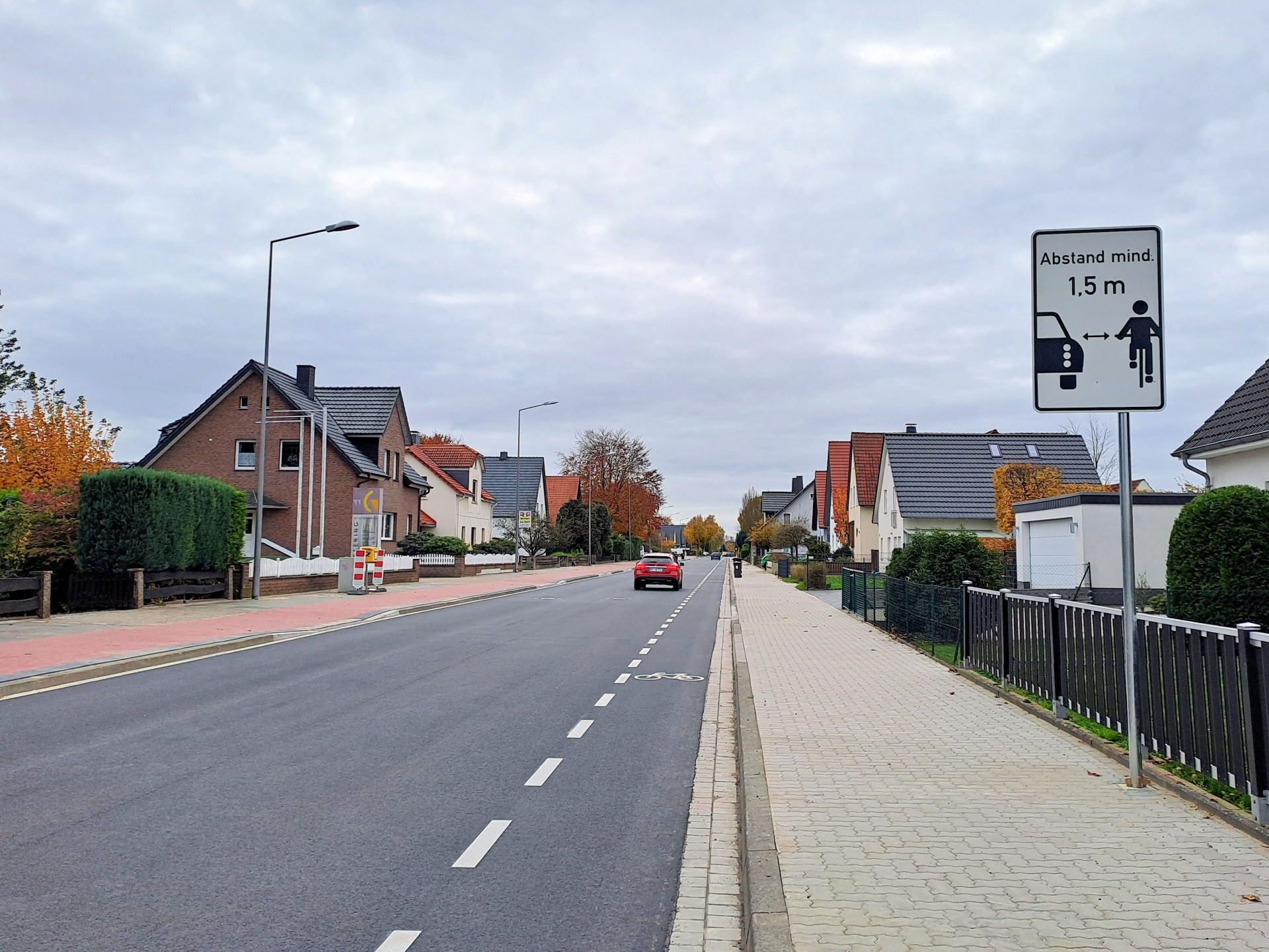 Hinweisschild Überholabstand an der Kutenhauser Straße