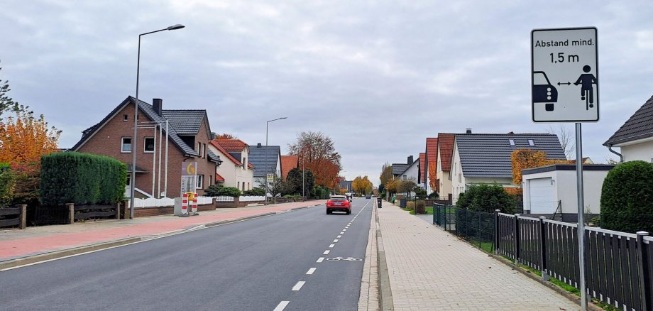 Hinweisschild Überholabstand an der Kutenhauser Straße Hinweisschild Überholabstand an der Kutenhauser Straße