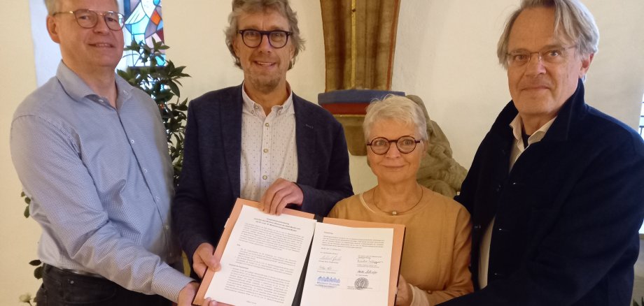 Museumsleiter Philipp Koch, Bürgermeister Michael Jäcke, Presbyterin Holle Schiefer und Pfarrer Frieder Küppers unterzeichneten am Donnerstag (12. Oktober) eine Kooperationsvereinbarung zur Stärkung der Erinnerungskultur Museumsleiter Philipp Koch, Bürgermeister Michael Jäcke, Presbyterin Holle Schiefer und Pfarrer Frieder Küppers unterzeichneten am Donnerstag (12. Oktober) eine Kooperationsvereinbarung zur Stärkung der Erinnerungskultur
